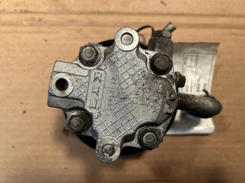 Power Steering Pump from a 2013 Chrysler 200, photo 2