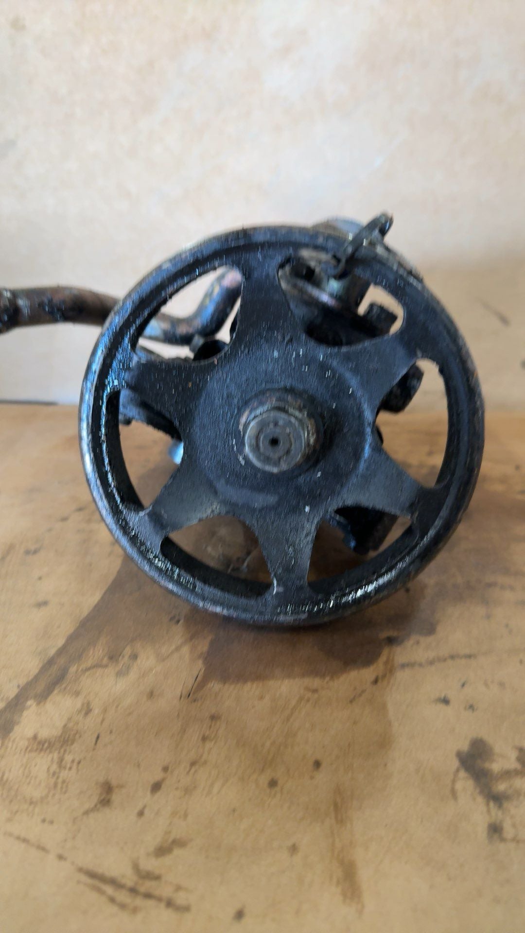 Power Steering Pump from a 2005 Ford Escape, photo 1