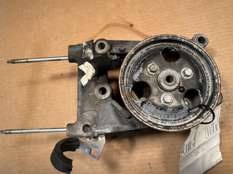 Power Steering Pump from a 2006 Ford, photo 2