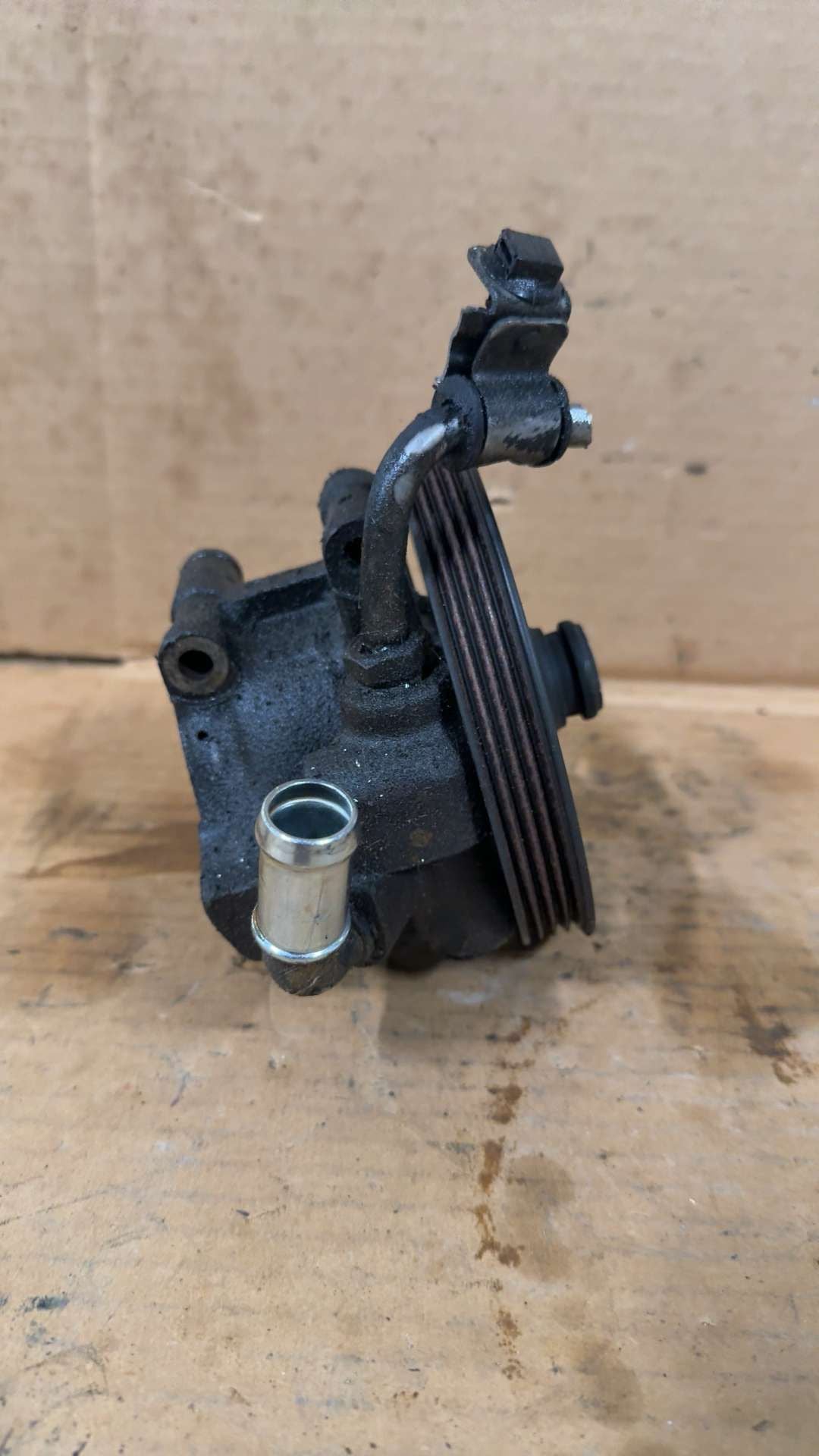 Power Steering Pump from a 2009 Ford Flex, photo 2