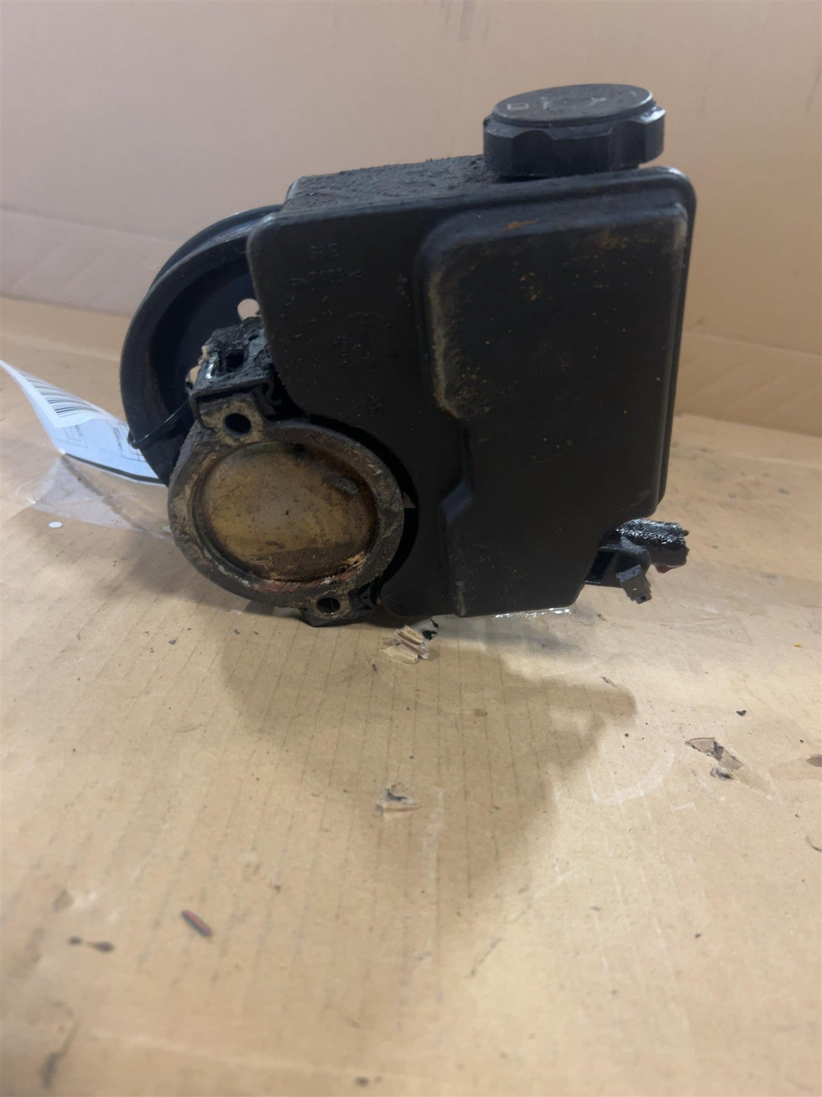 Power Steering Pump from a 2004 Pontiac Grand Prix, photo 2