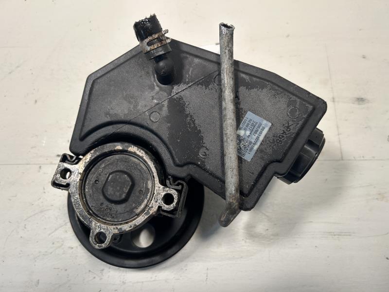 Power Steering Pump from a 2000 Jeep Cherokee, photo 1
