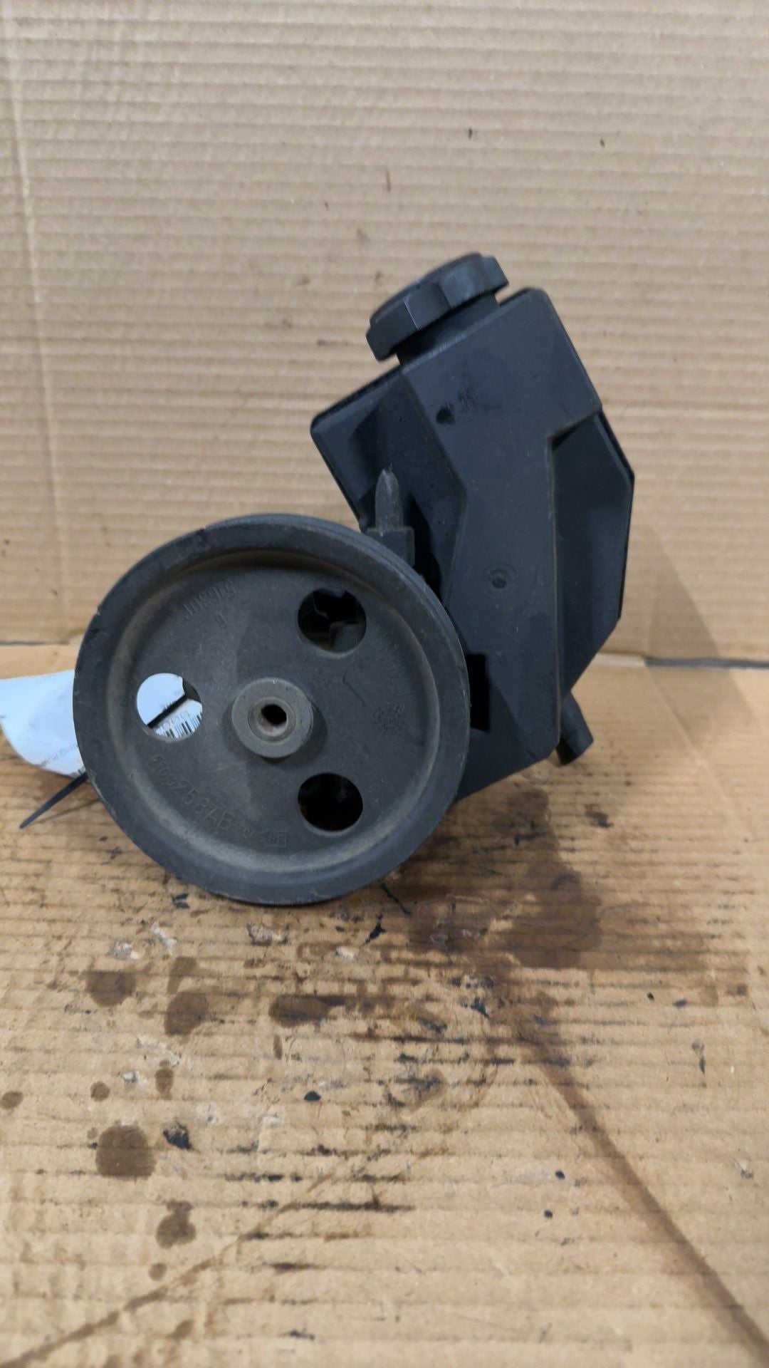 Power Steering Pump from a 2000 Jeep Grand Cherokee, photo 2