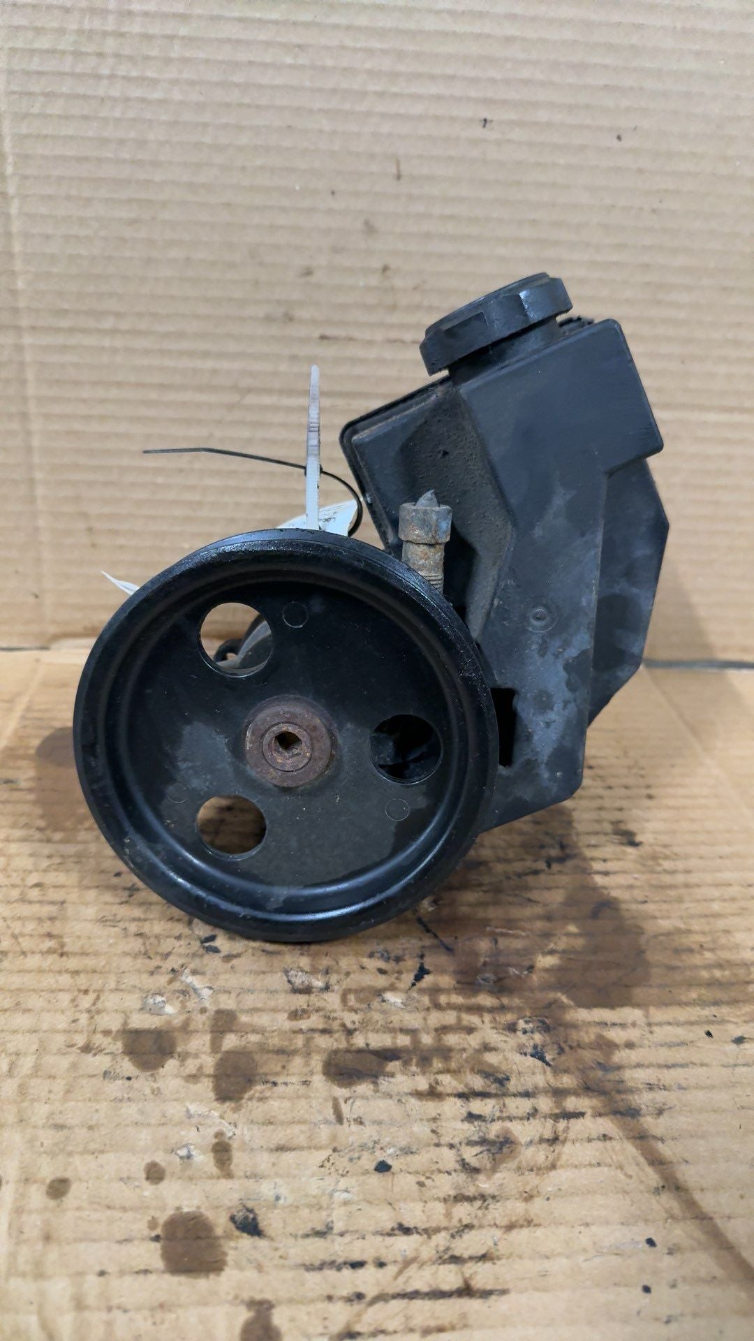 Power Steering Pump from a 2000 Jeep Grand Cherokee, photo 1