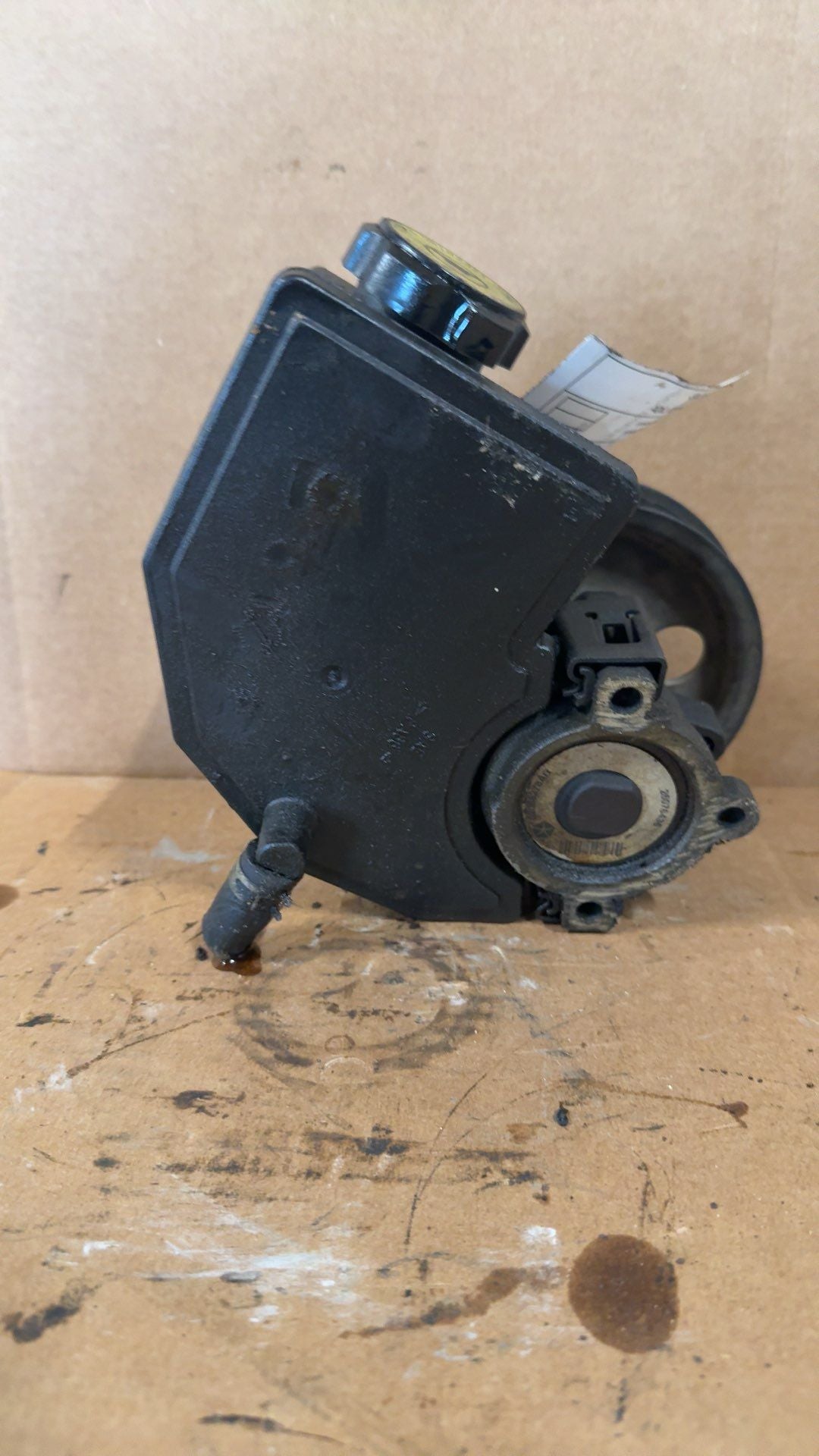 Power Steering Pump from a 2000 Jeep Grand Cherokee, photo 3