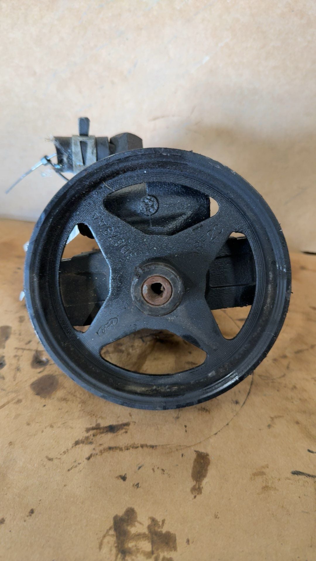 Power Steering Pump from a 2003 Lincoln Town Car, photo 1