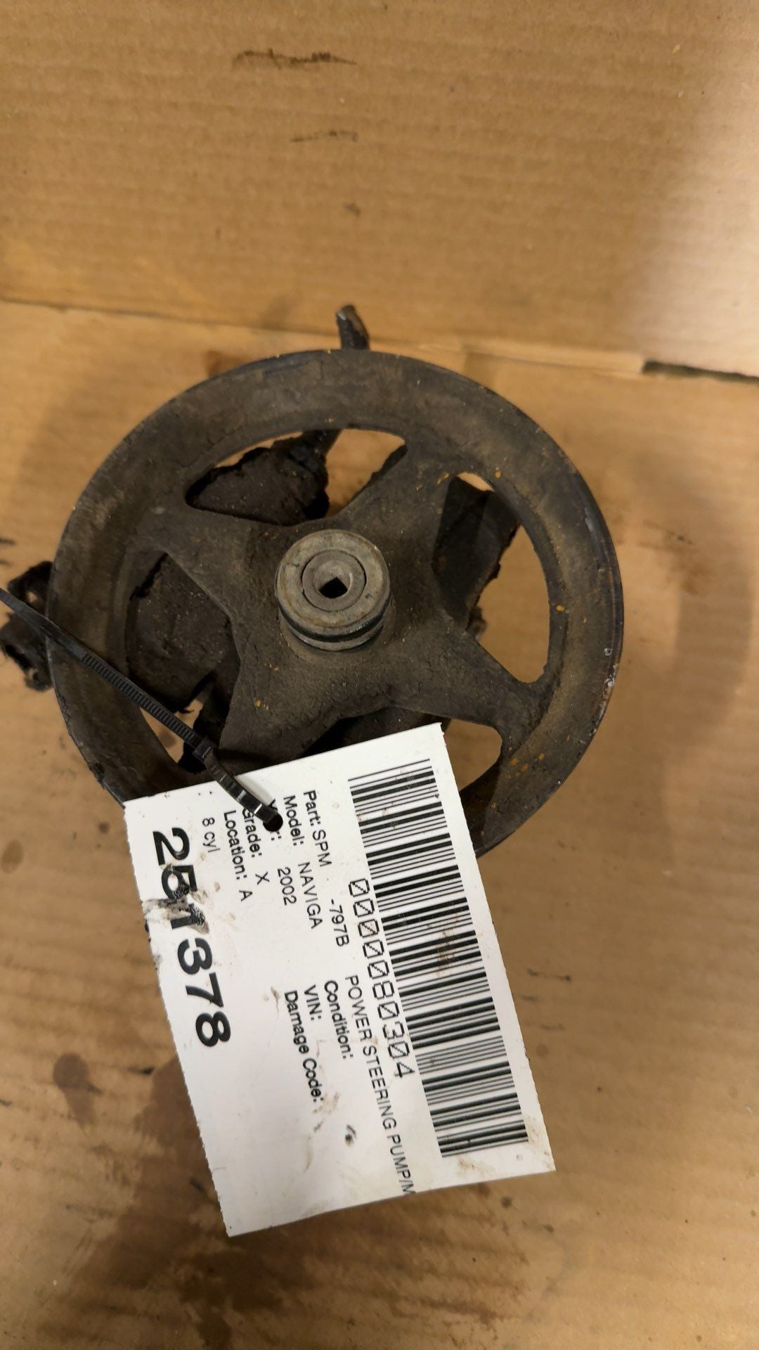 Power Steering Pump from a 2002 Lincoln Navigator, photo 1