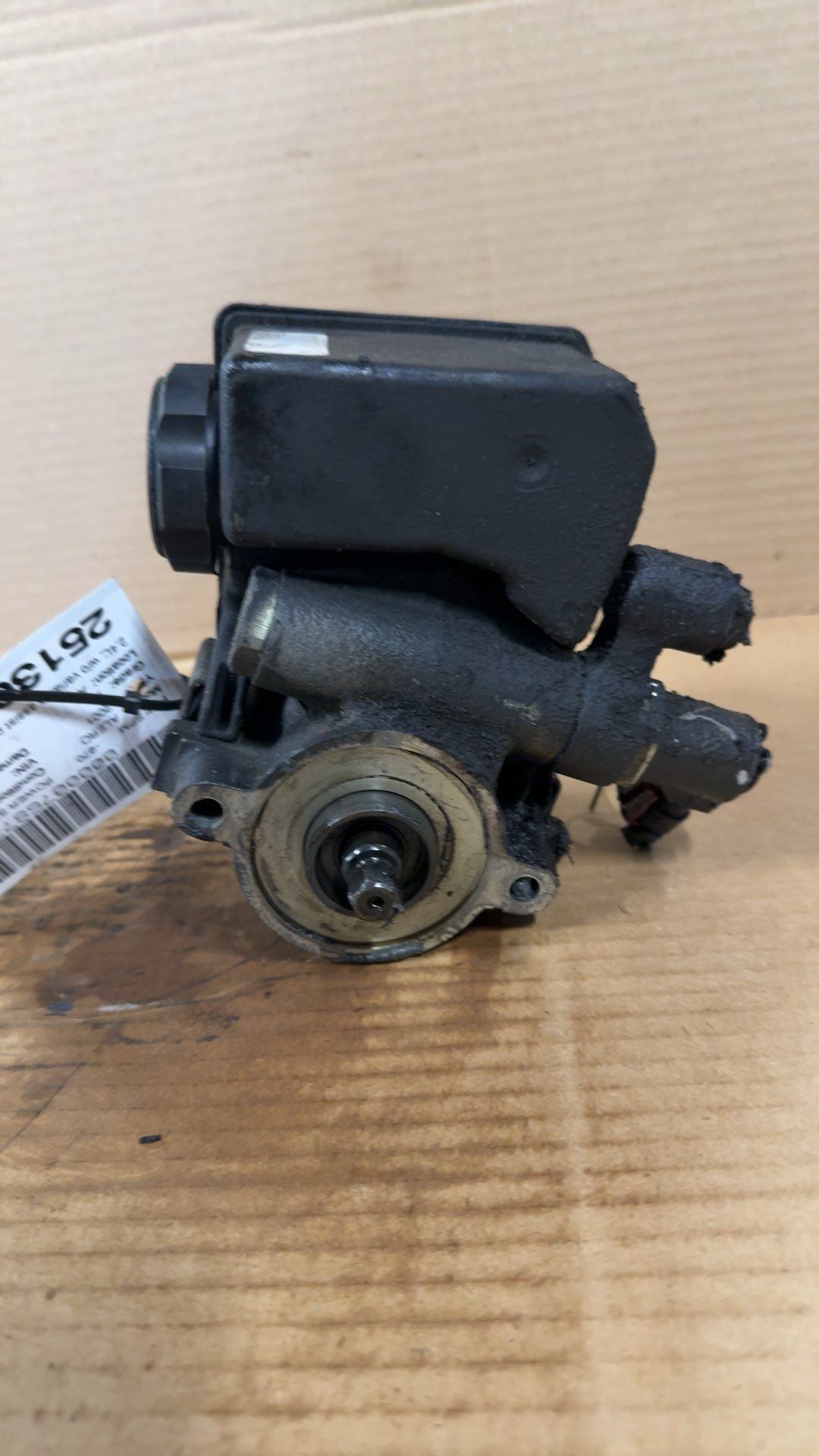 Power Steering Pump from a 2001 Oldsmobile Alero, photo 2