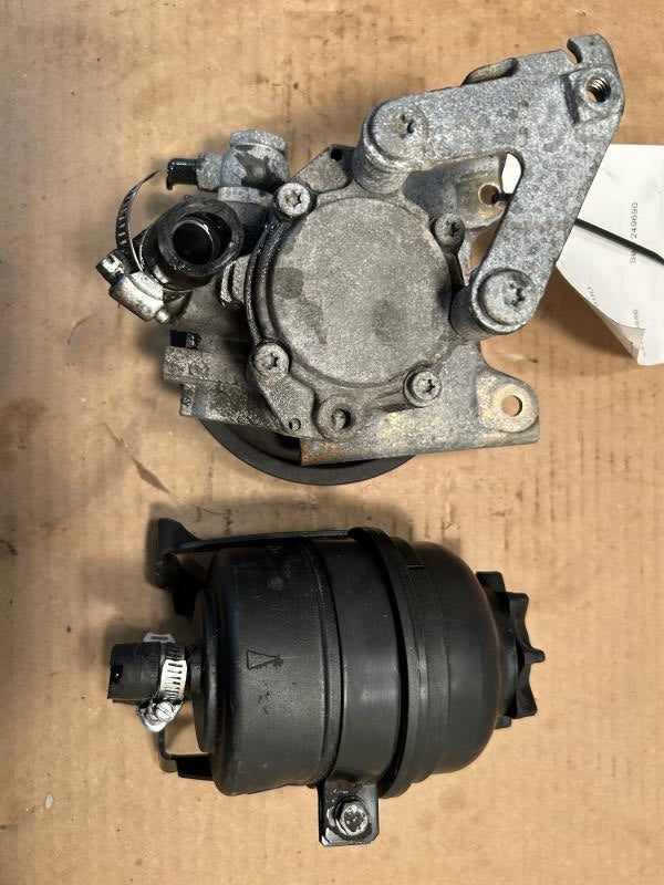 Power Steering Pump from a 1996 BMW 328i, photo 1