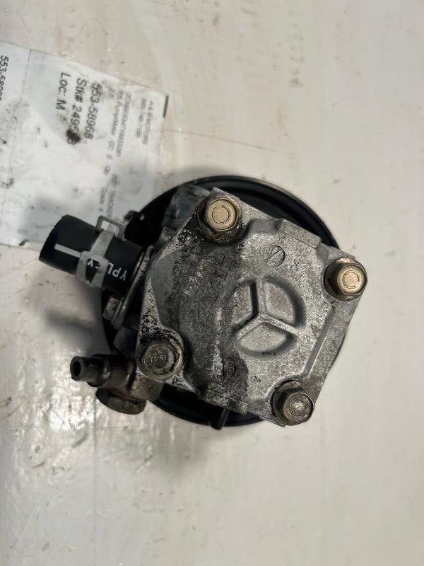 Power Steering Pump from a 2001 Chevrolet Tracker, photo 1