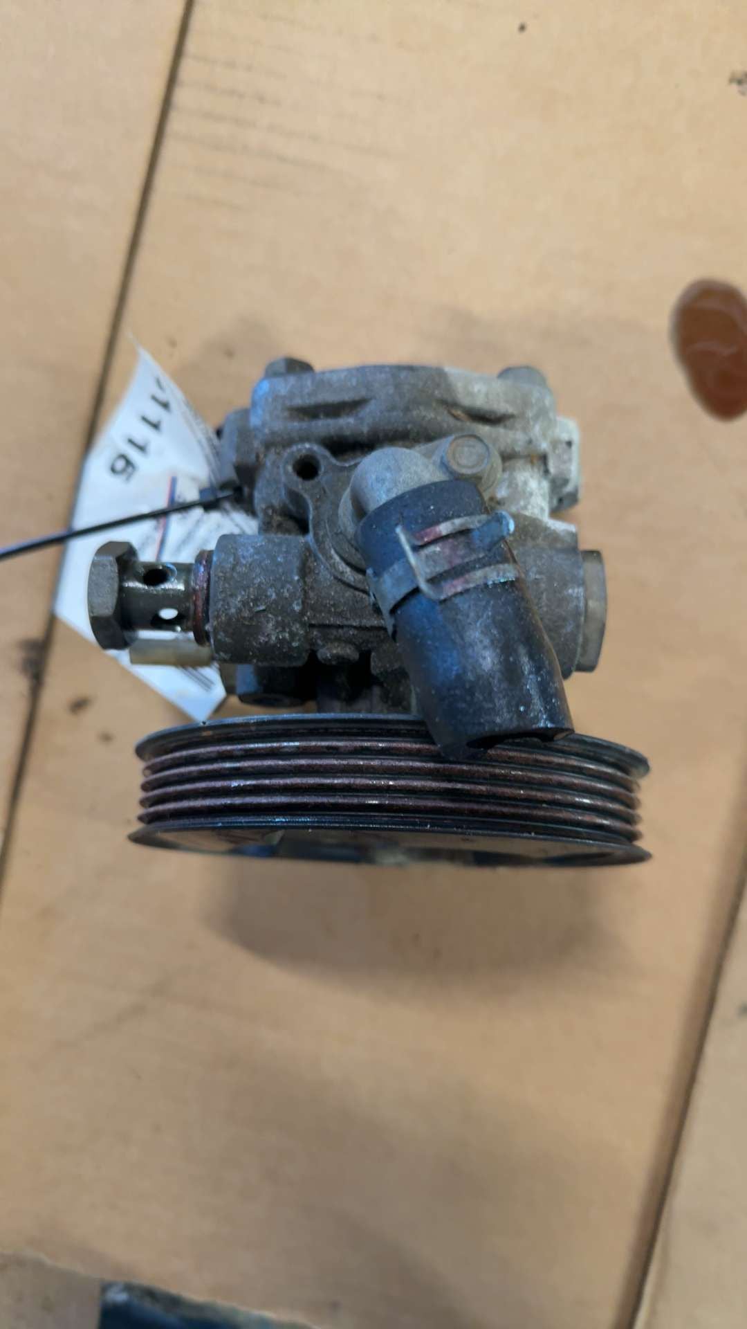 Power Steering Pump from a 2003 Chevrolet Tracker, photo 2