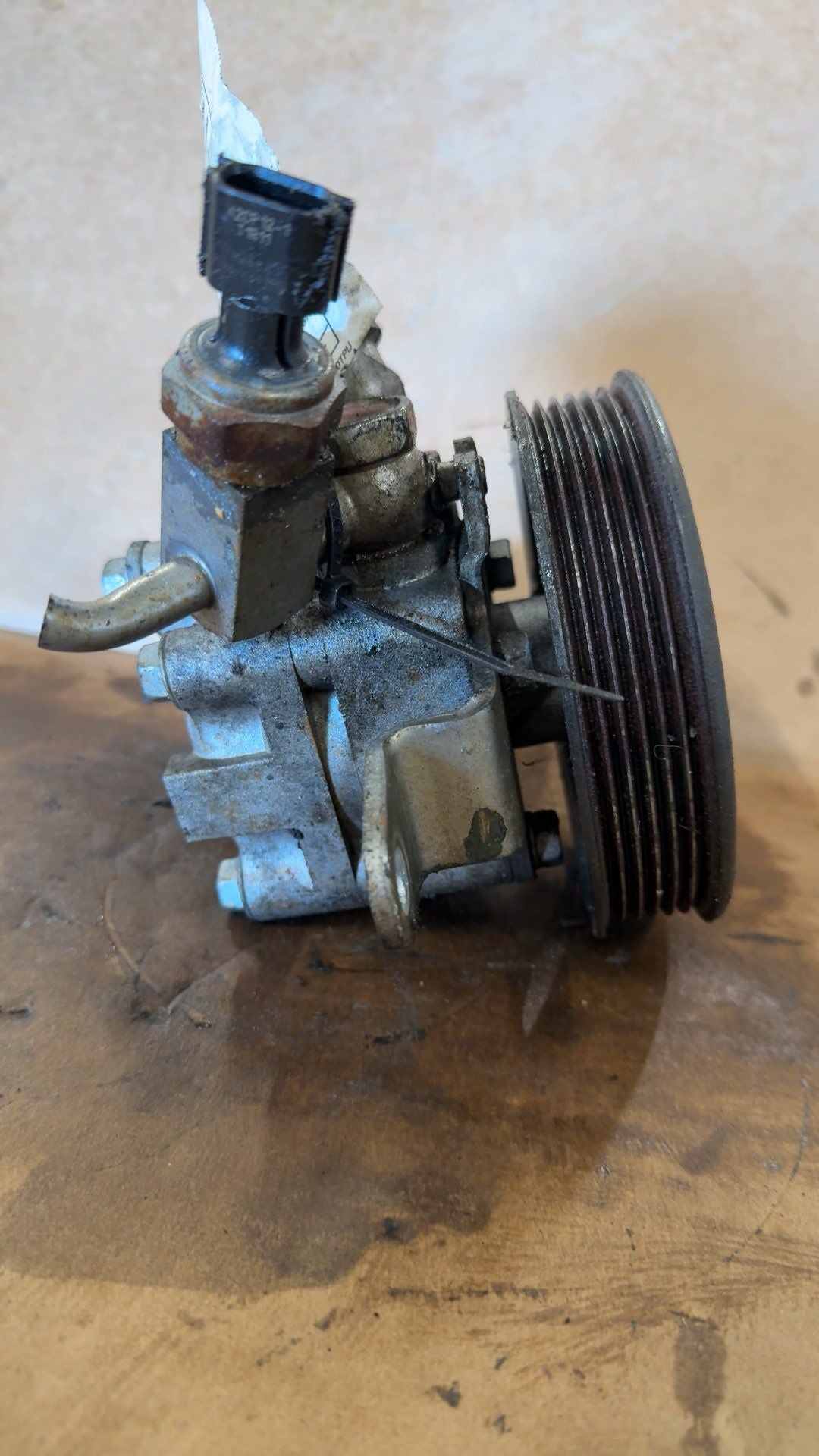 Power Steering Pump from a 2012 Nissan Altima, photo 2