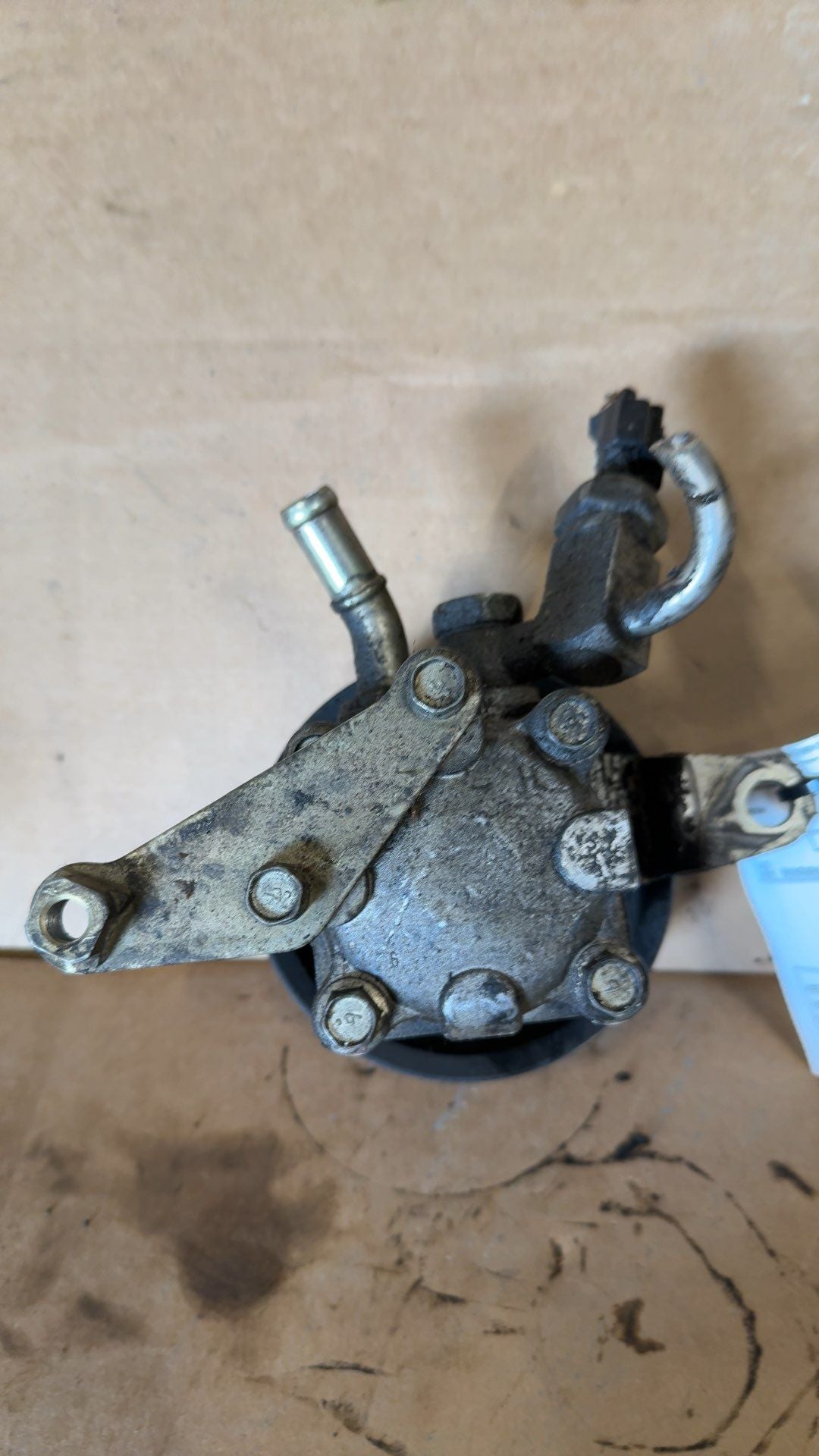 Power Steering Pump from a 2010 Nissan Altima, photo 2