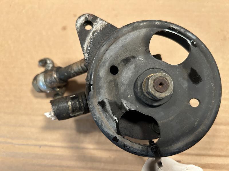 Power Steering Pump from a 2004 Nissan Maxima, photo 2