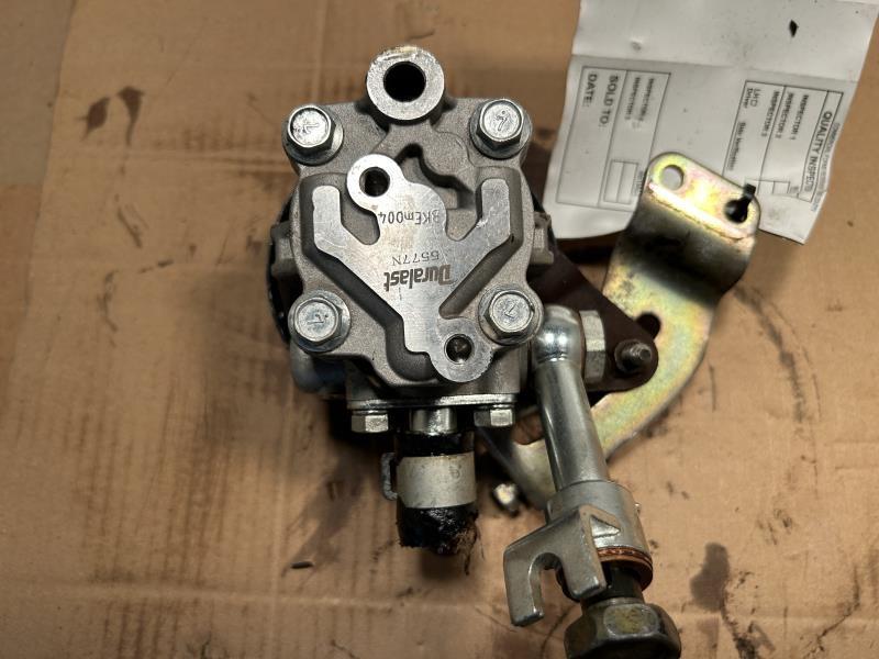 Power Steering Pump from a 2004 Nissan Maxima, photo 2