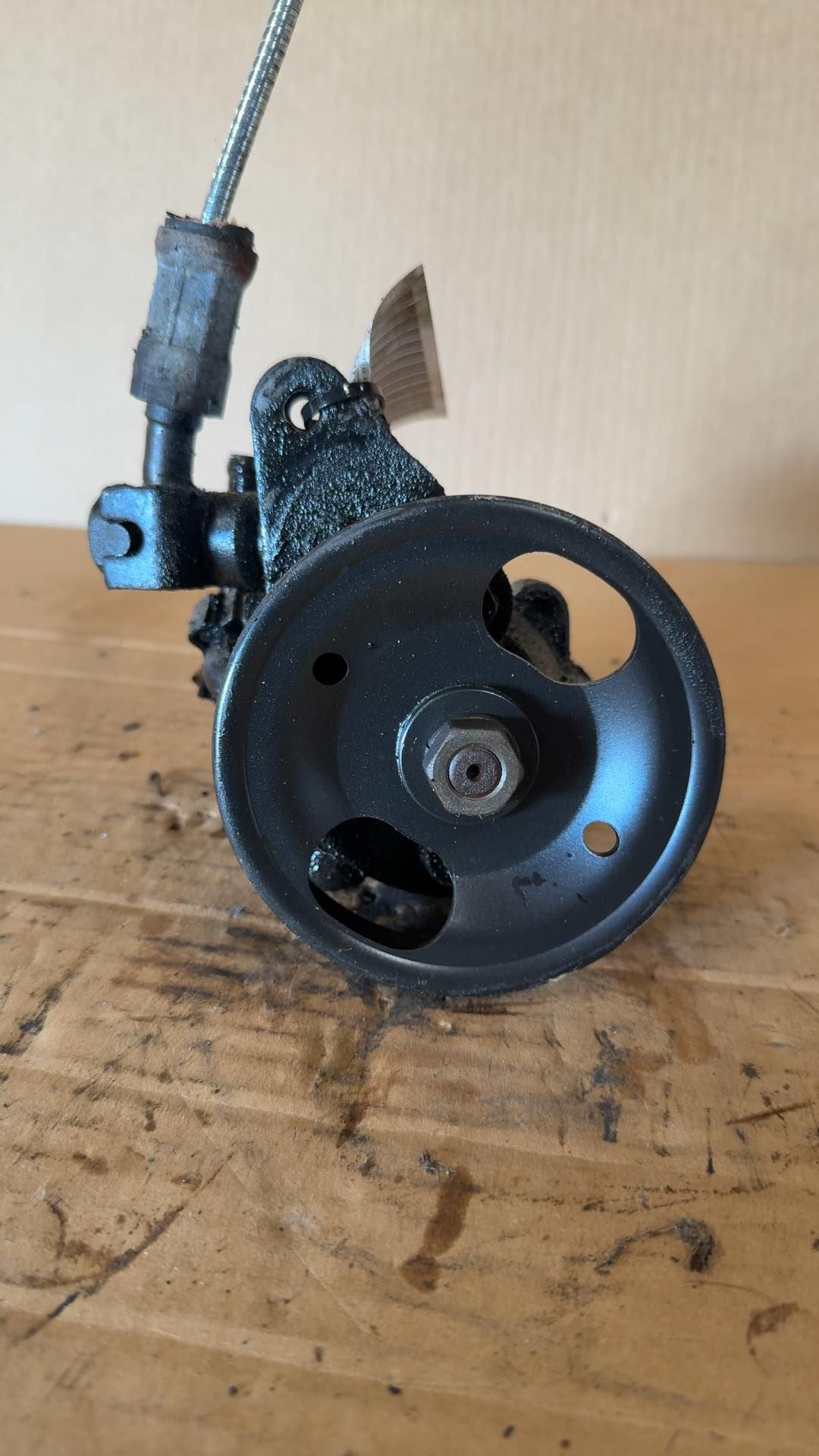 Power Steering Pump from a 1997 Nissan Maxima, photo 1