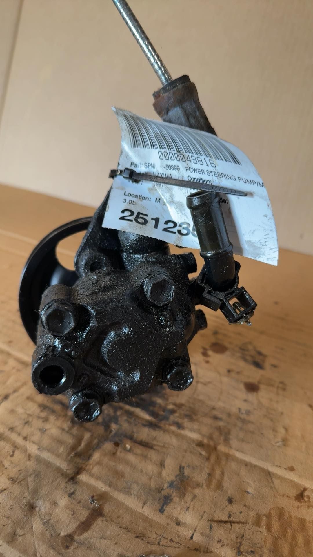 Power Steering Pump from a 1997 Nissan Maxima, photo 2
