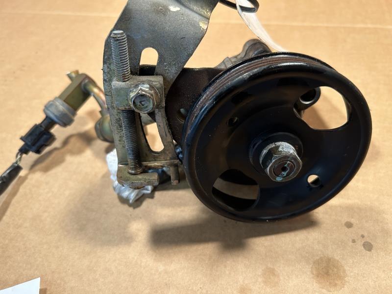Power Steering Pump from a 2007 Nissan, photo 2