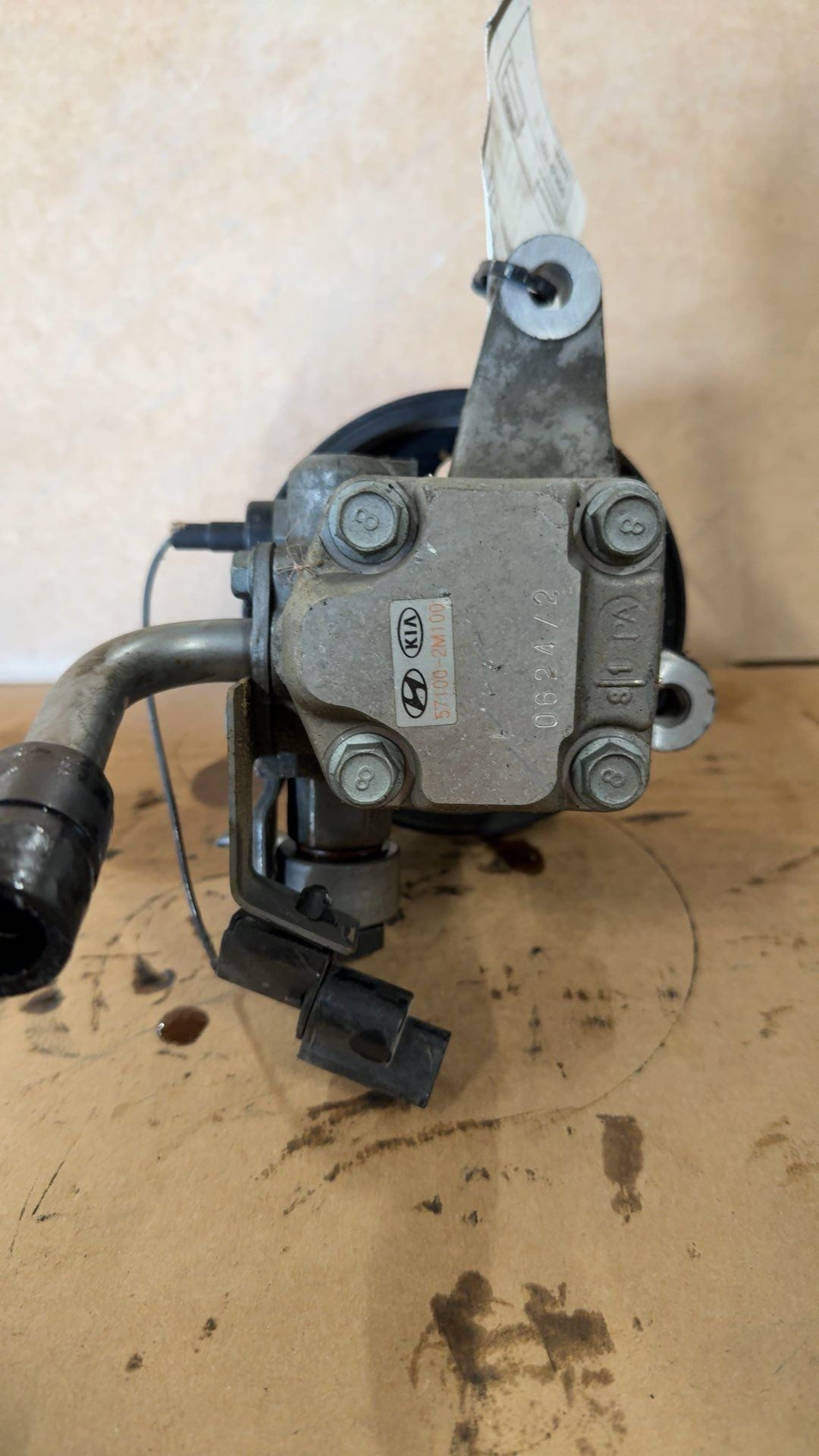 Power Steering Pump from a 2011 Hyundai Genesis, photo 3