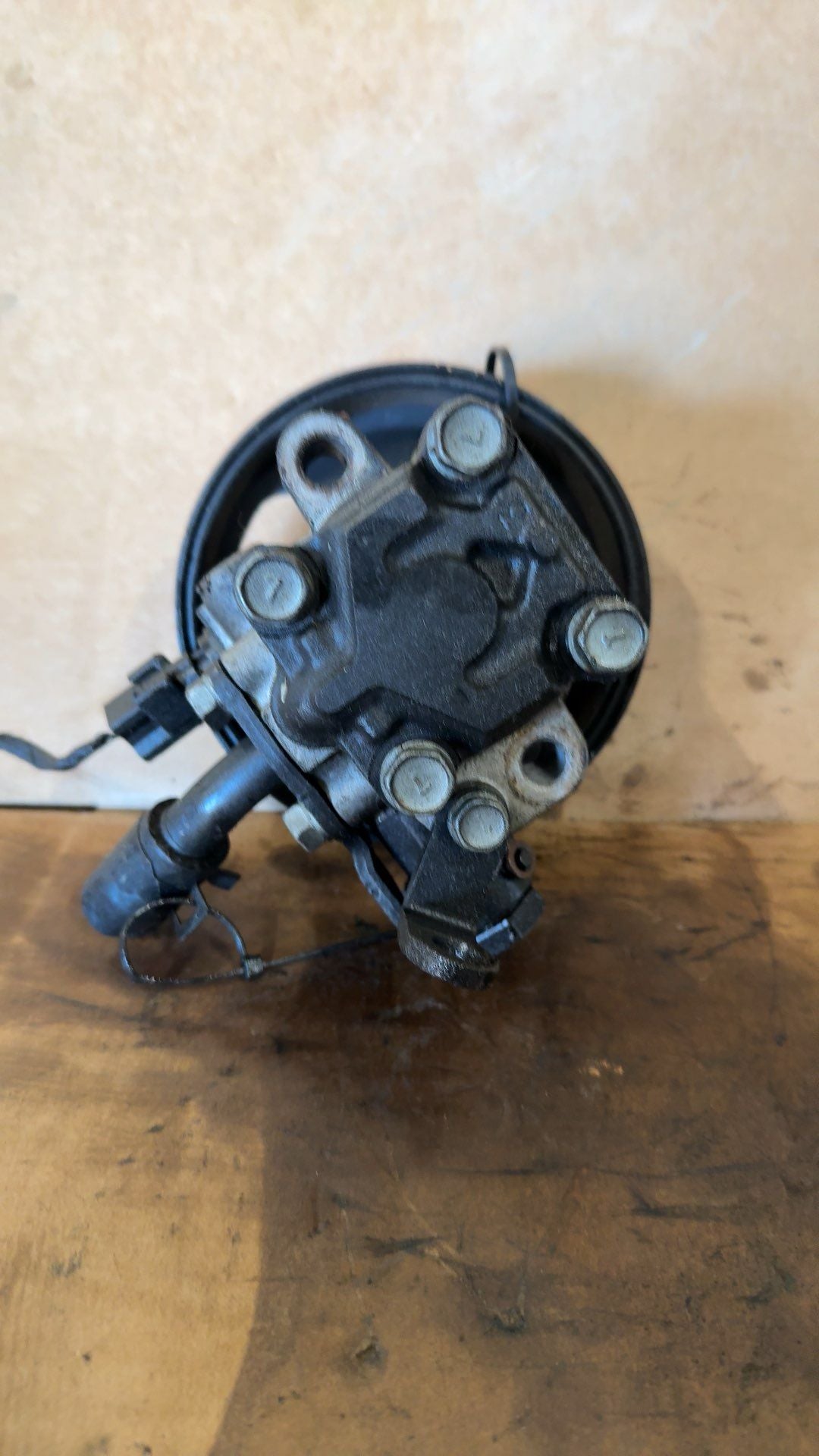 Power Steering Pump from a 2008 Hyundai Santa Fe, photo 2