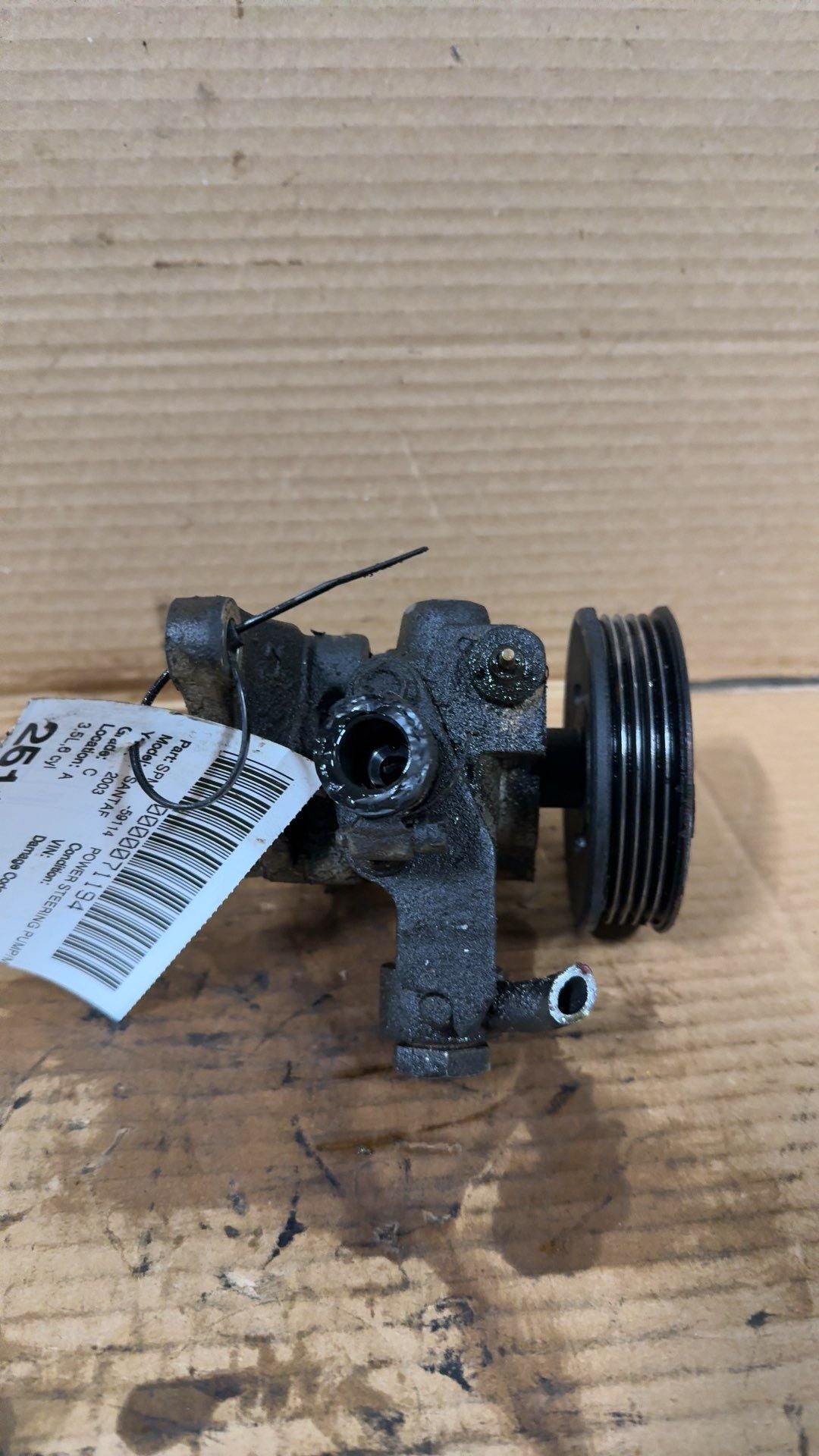 Power Steering Pump from a 2003 Hyundai Santa Fe, photo 2