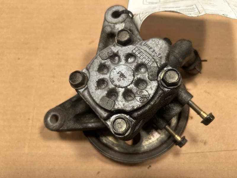 Power Steering Pump from a 2002 Honda Odyssey, photo 2