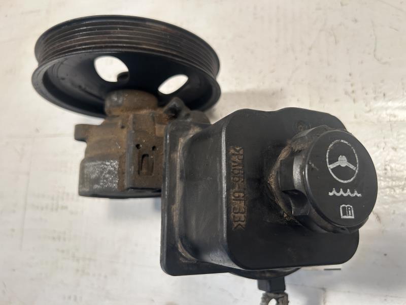 Power Steering Pump from a 2007 Isuzu, photo 2