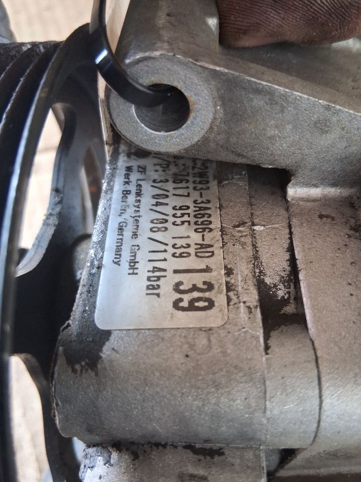 Power Steering Pump from a 2009 Jaguar XF, photo 3