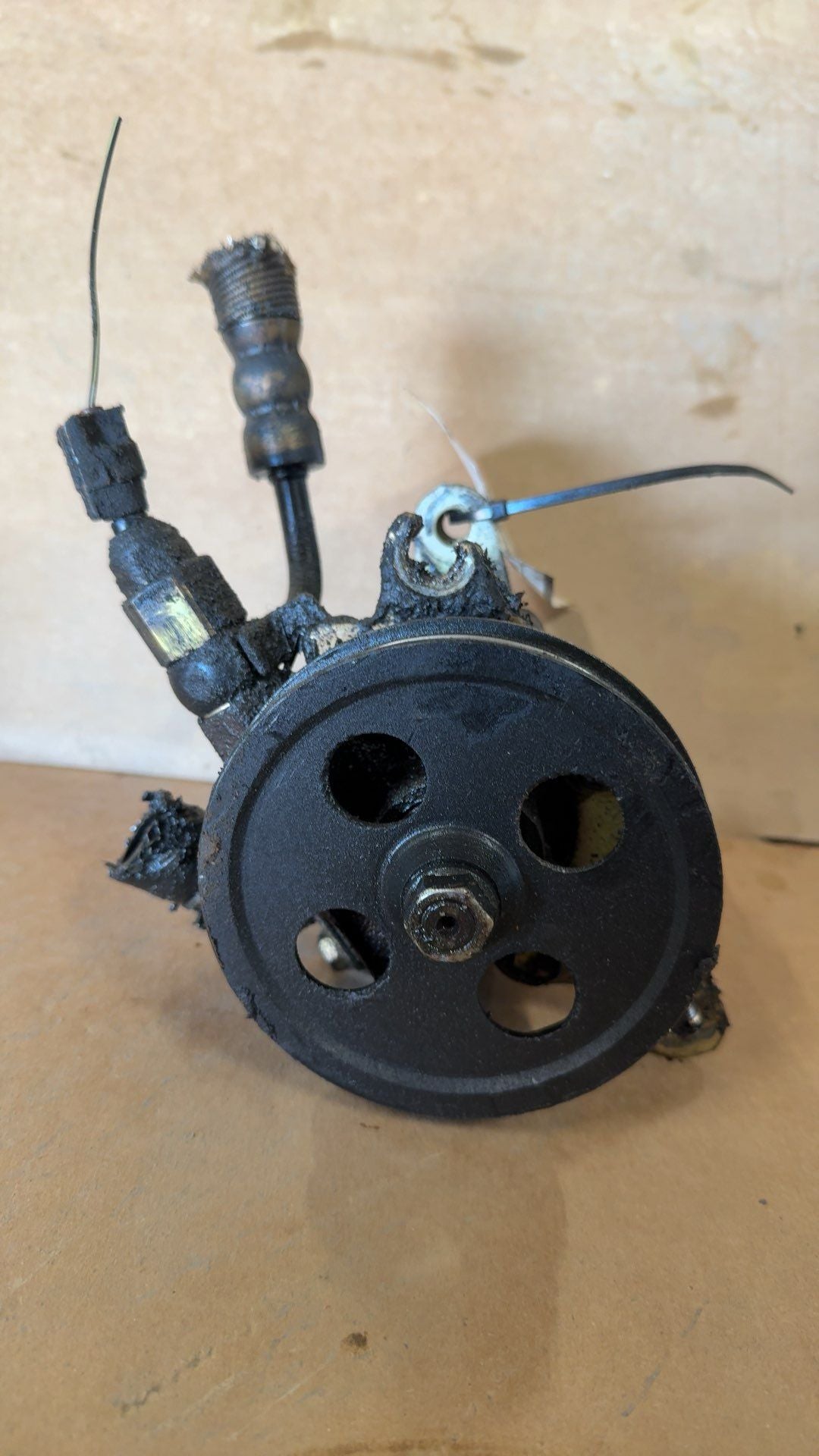 Power Steering Pump from a 2000 Lexus RX300, photo 1