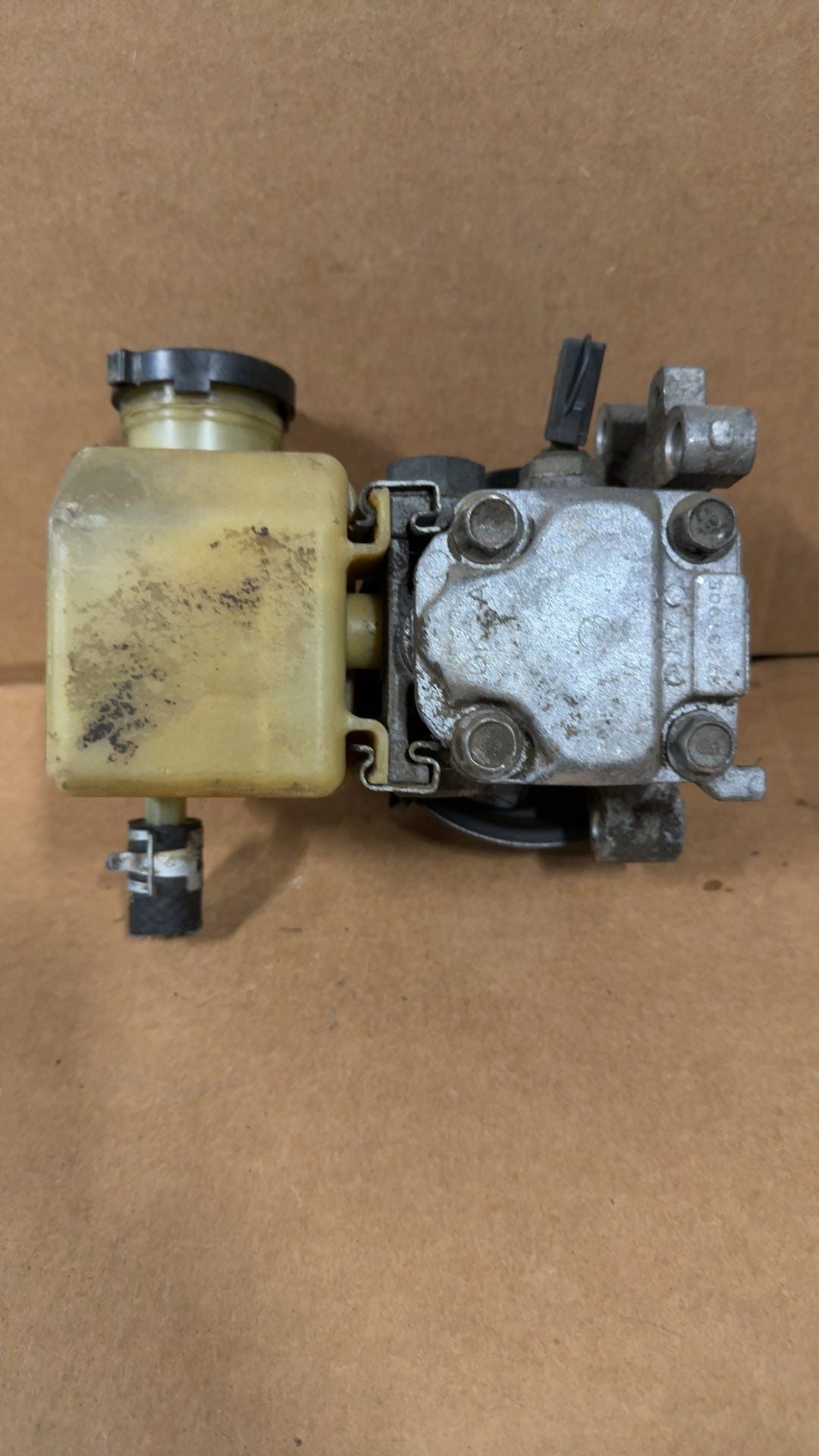 Power Steering Pump from a 2004 Mazda 6, photo 2