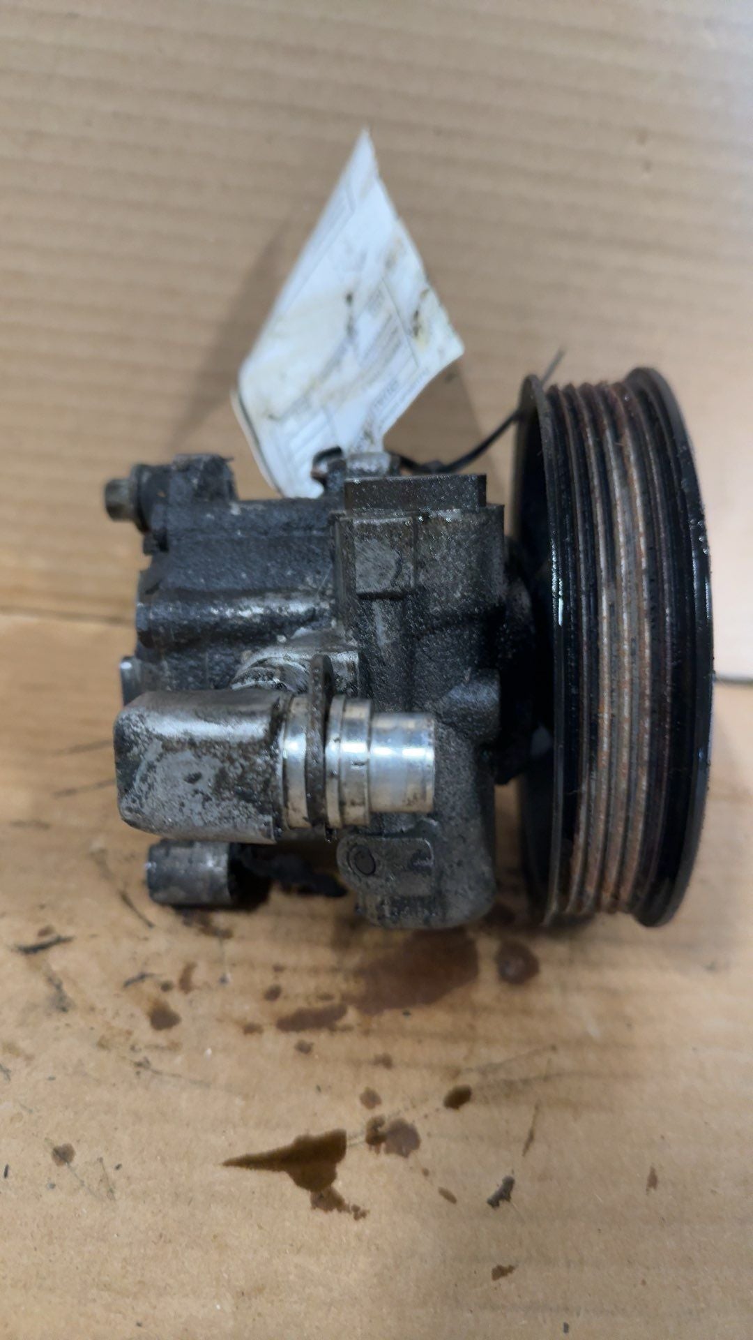 Power Steering Pump from a 2002 Mercedes-Benz E-Class, photo 1