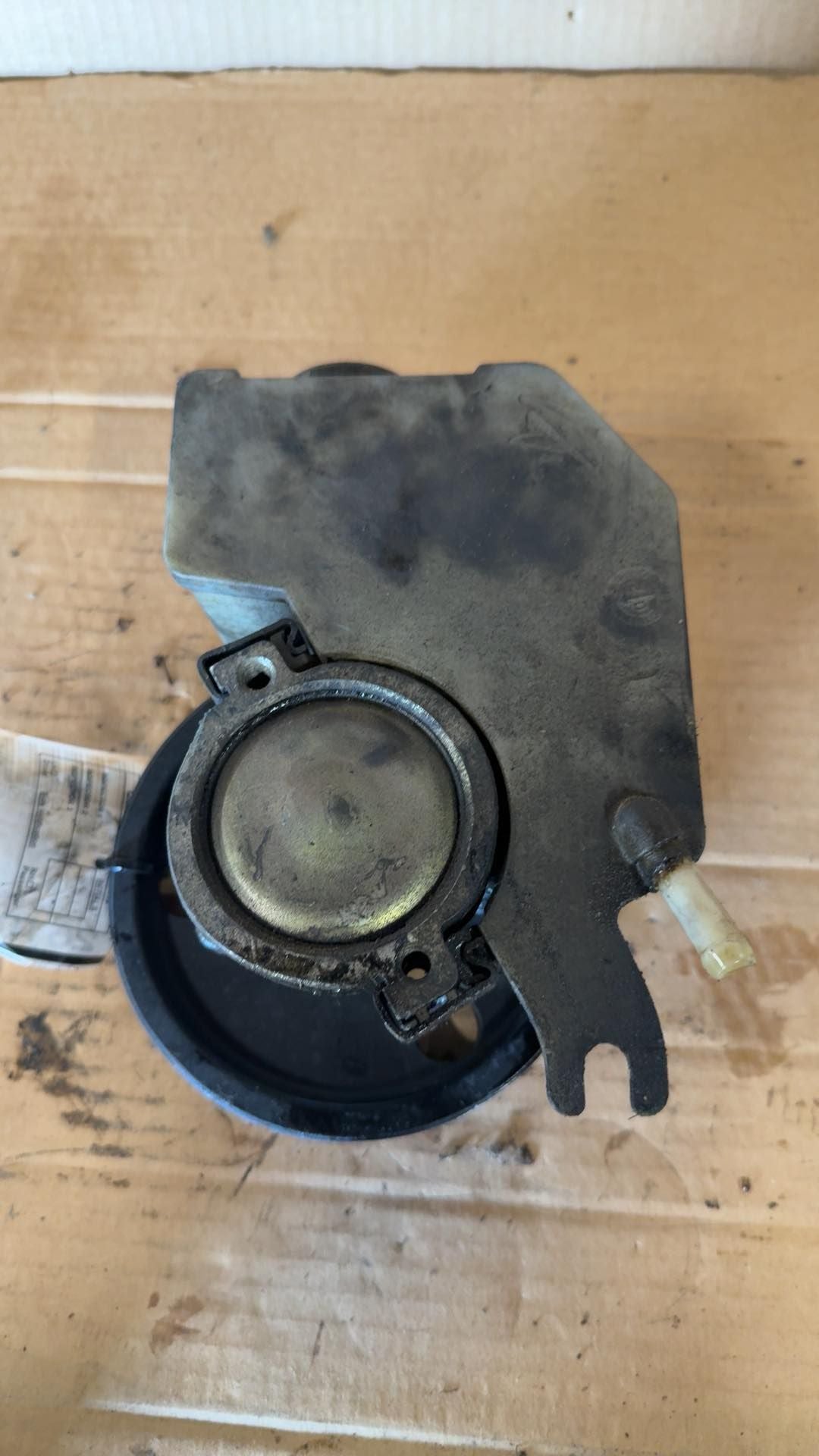 Power Steering Pump from a 2002 Saturn L Series, photo 1