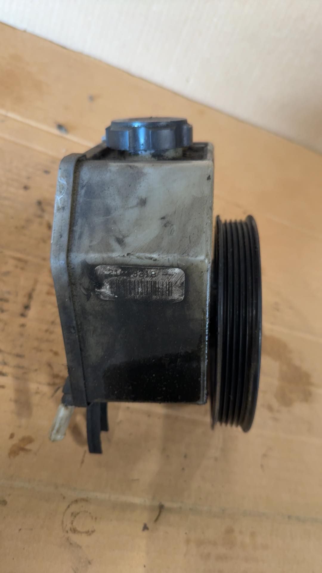 Power Steering Pump from a 2002 Saturn L Series, photo 2