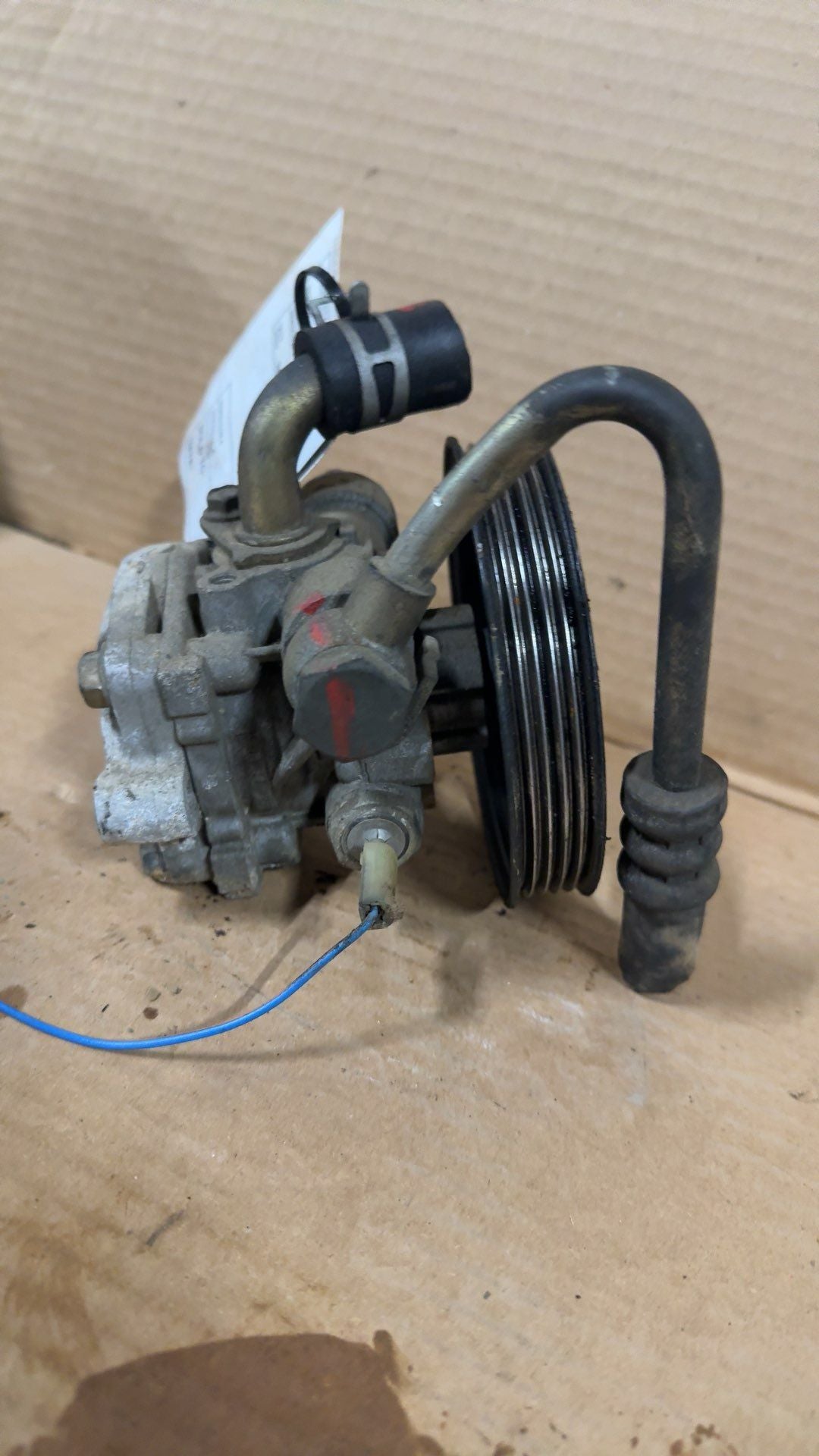 Power Steering Pump from a 2001 Suzuki Vitara, photo 2