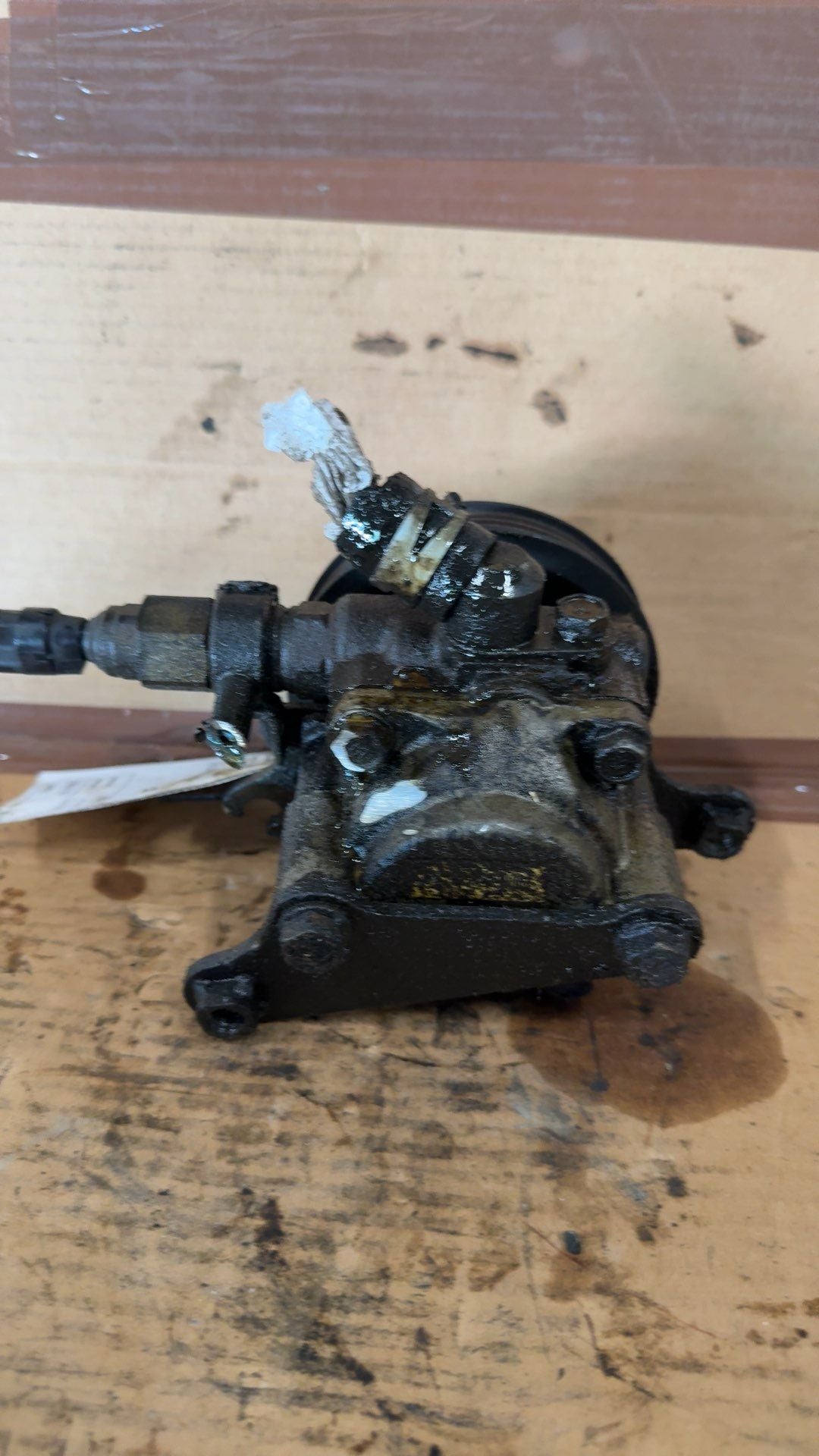 Power Steering Pump from a 1999 Toyota Avalon, photo 2