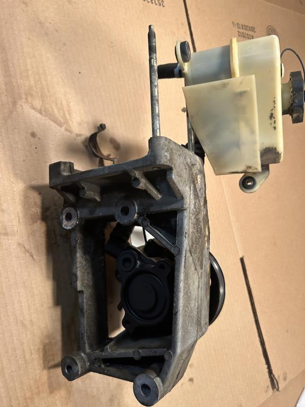Power Steering Pump from a 1992 Toyota Camry, photo 1