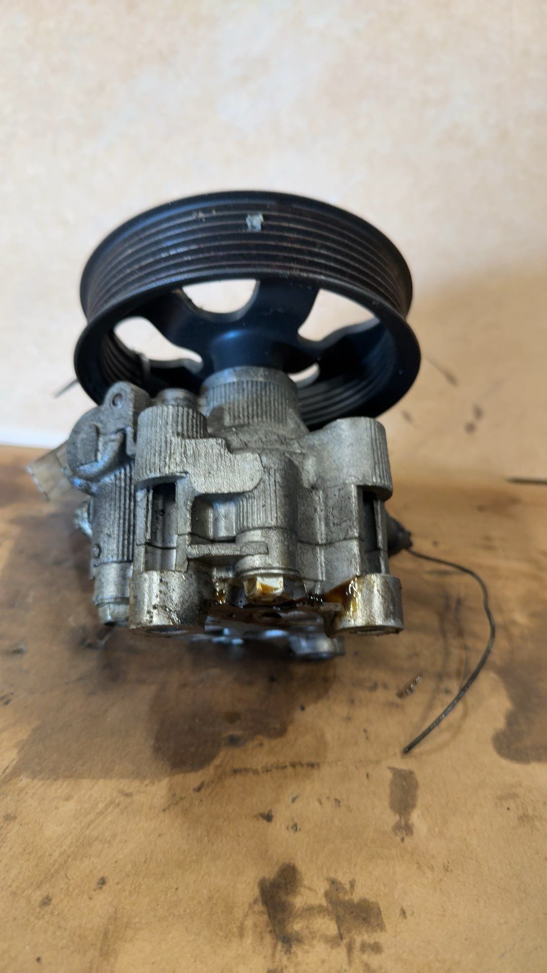 Power Steering Pump from a 2009 Toyota Camry, photo 2