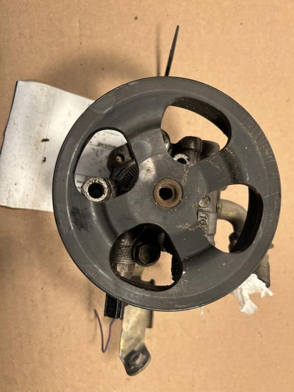 Power Steering Pump from a 2005 Toyota Corolla, photo 2