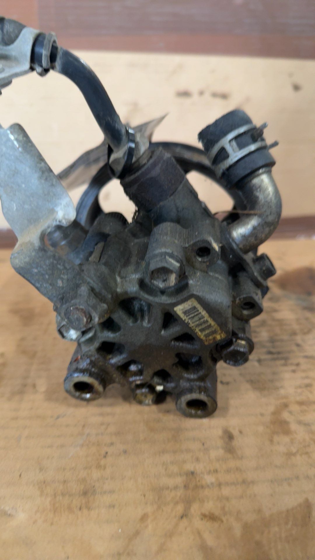 Power Steering Pump from a 2006 Toyota, photo 2