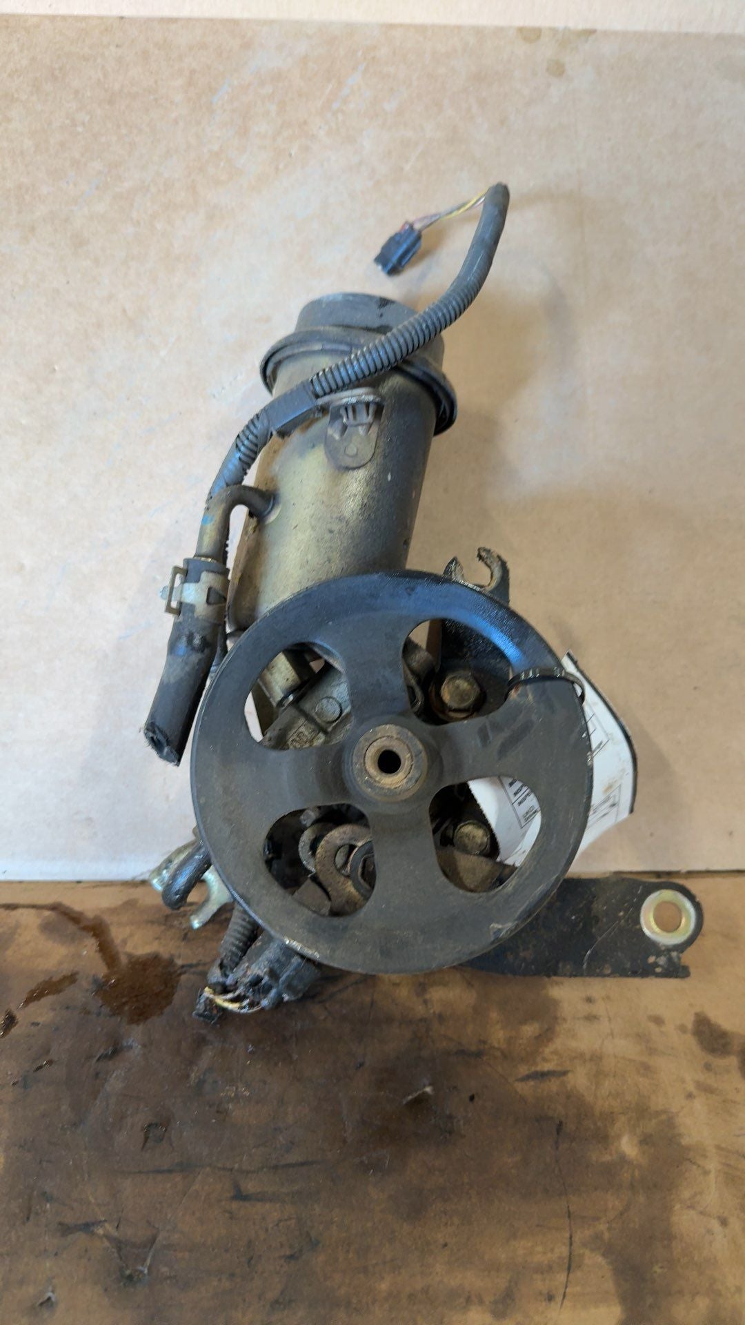 Power Steering Pump from a 2002 Toyota Echo, photo 1