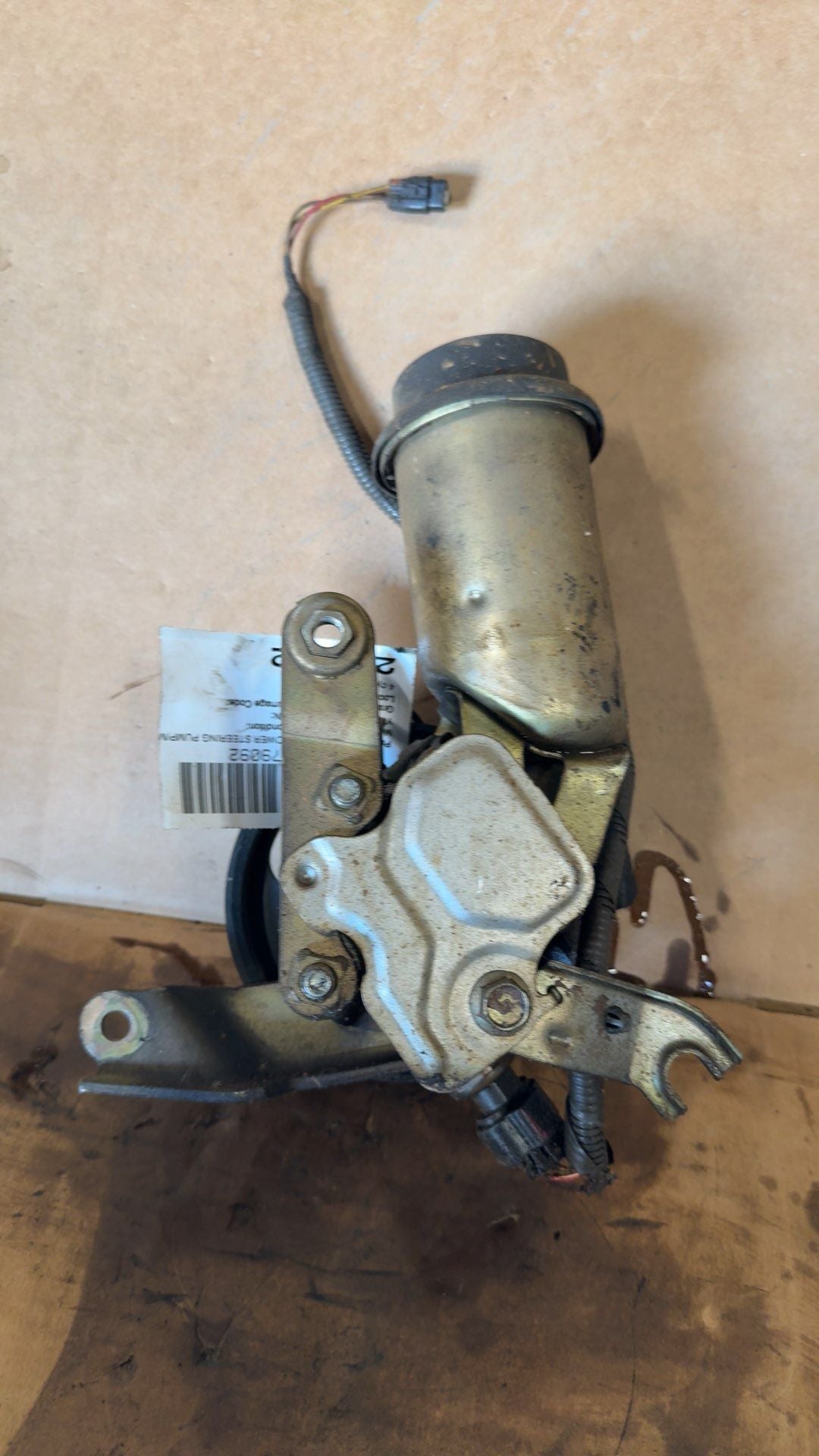 Power Steering Pump from a 2002 Toyota Echo, photo 2