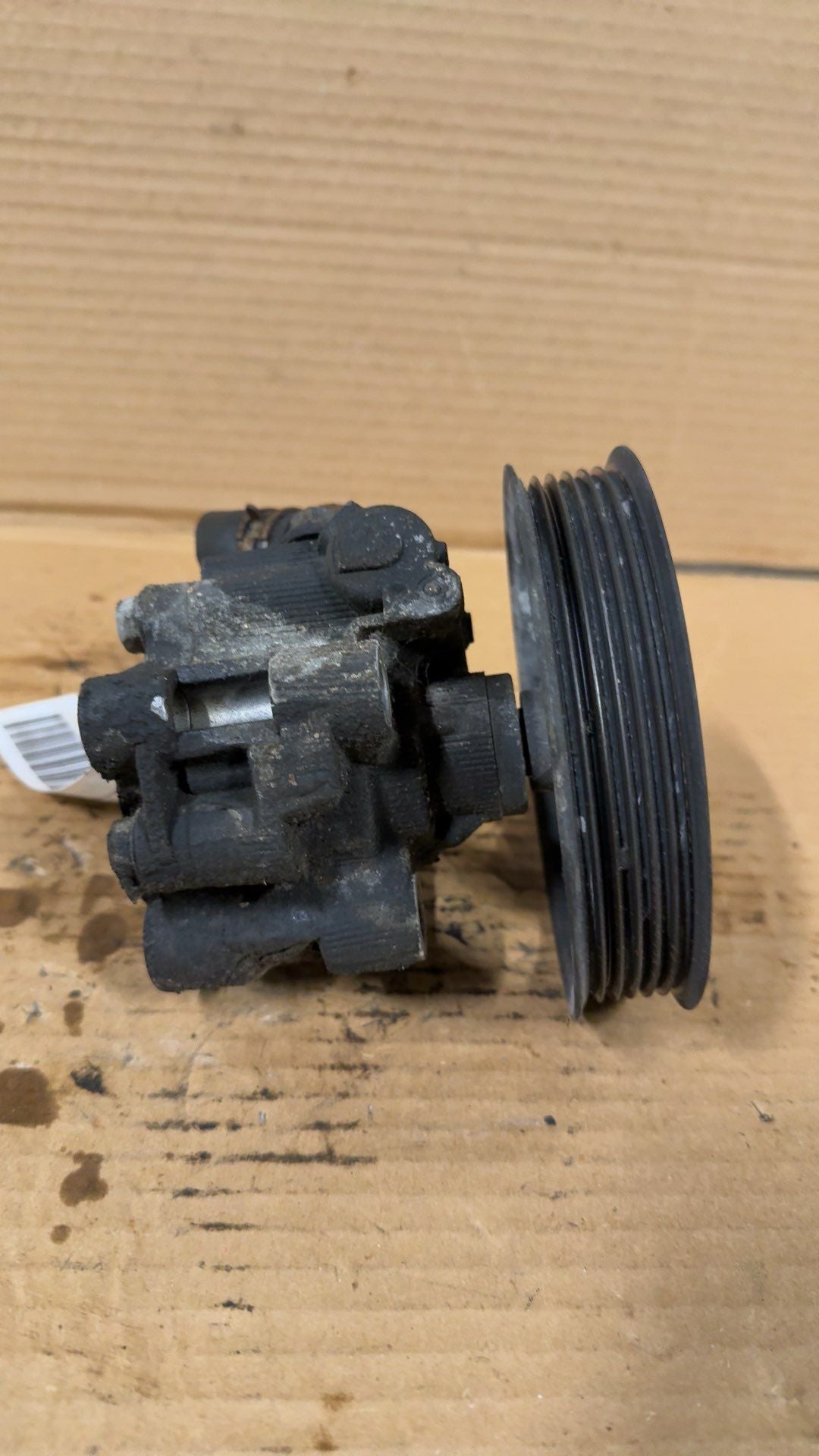 Power Steering Pump from a 2006 Toyota, photo 2
