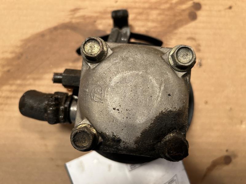 Power Steering Pump from a 1999 Volvo, photo 2