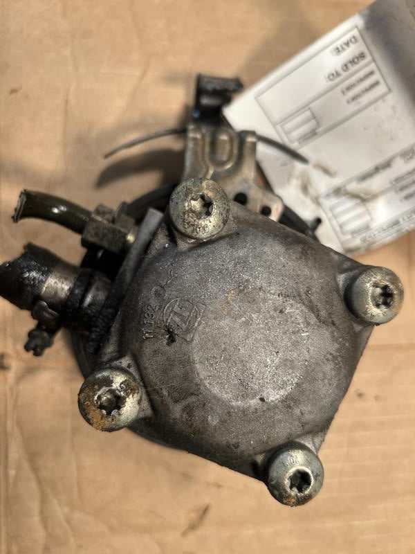 Power Steering Pump from a 2004 Volvo XC90, photo 2