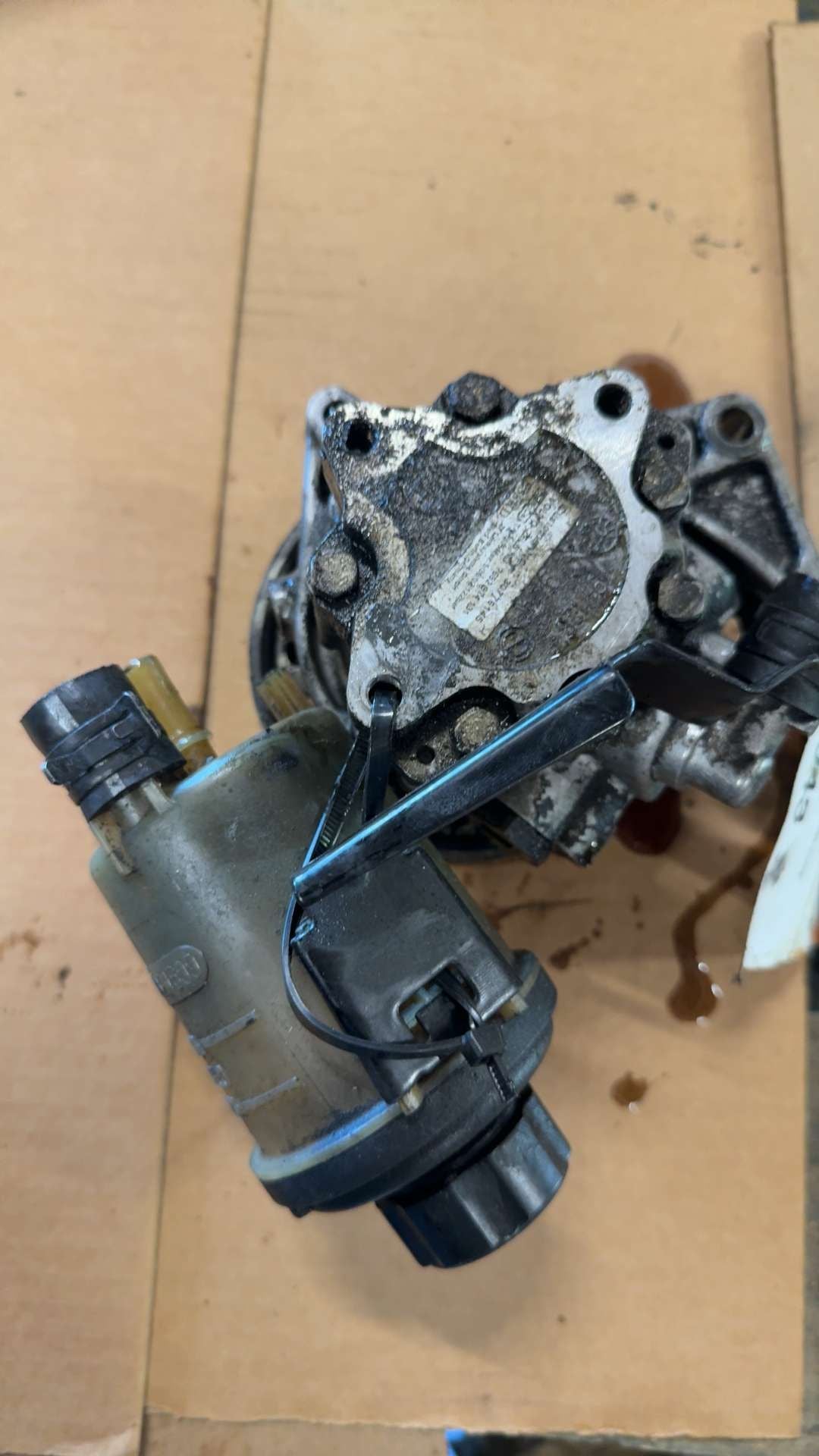 Power Steering Pump from a 2008 Volvo XC90, photo 2