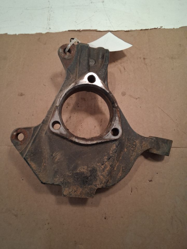 Spindle Knuckle from a 2018 Chevrolet Silverado 1500, front, left side, photo 4