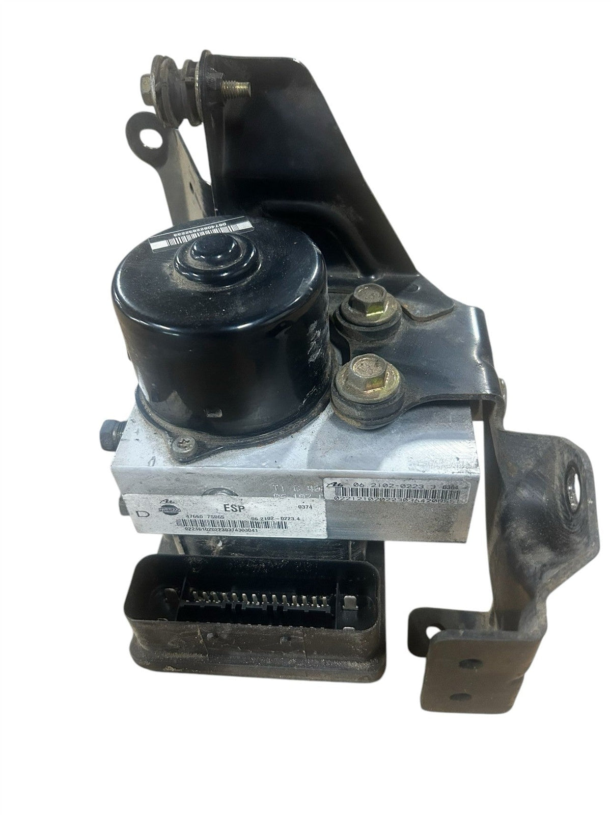 ABS Pump Module from a 2004 Nissan Armada, photo 2