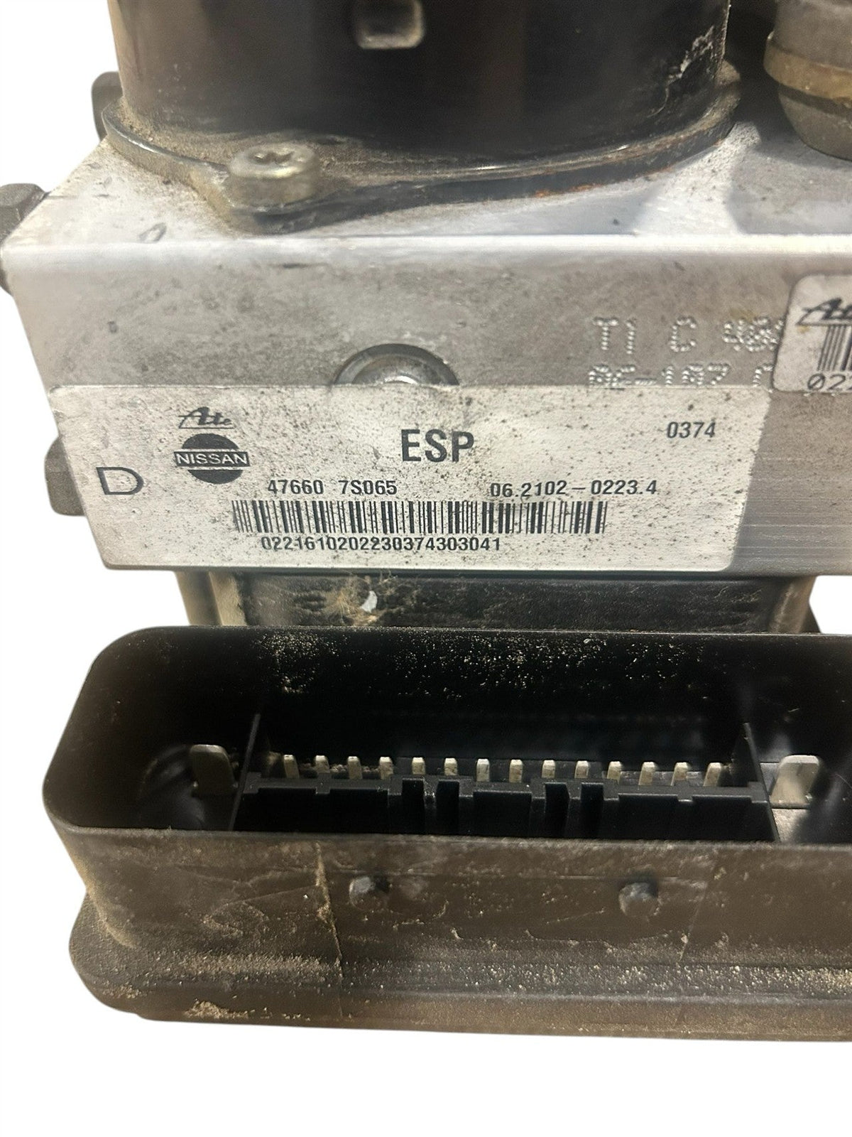 ABS Pump Module from a 2004 Nissan Armada, photo 3