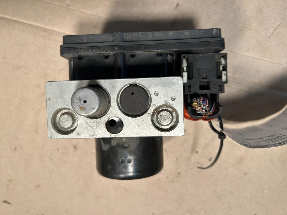 ABS Pump Module from a 2006 Nissan, photo 2
