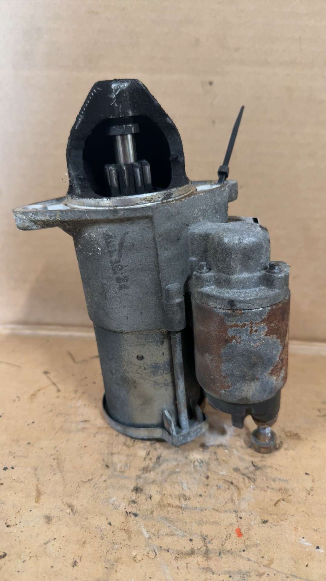 Starter Motor from a 2012 Chevrolet Cruze, photo 1